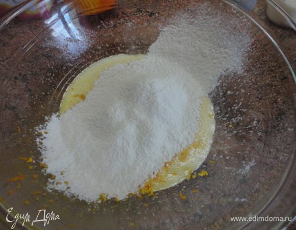 Муку (140 грамм - это примерно), лучше всю не добавлять сразу. Всыпать большую часть, добавить молоко, соль, соду и хорошо вымешать до полного исчезновения комочков. 