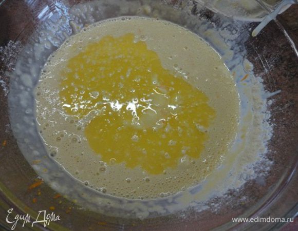 Добавить растопленное сливочное масло. И вот здесь вам решать сколько муки еще добавлять, чтобы тесто было "блинной" консистенции. 