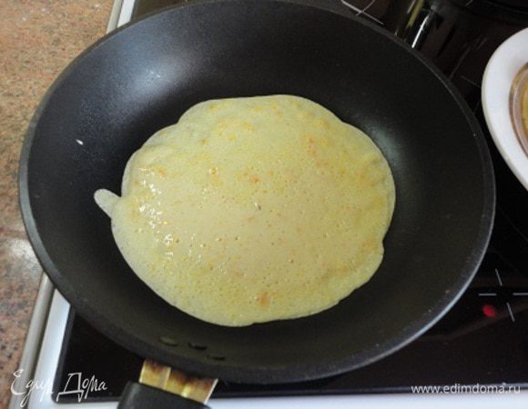 Я выпекала блинчики на сковороде диаметром 22 см с антипригарным покрытием, поэтому смазывать ее растительным маслом не было необходимости.