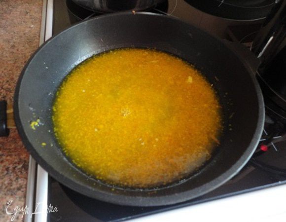 Для карамели с апельсинов снять цедру и выжать сок (у меня были крупные апельсины, общим весом 600 г), к ним добавить коньяк. Всю смесь вылить в сковороду, добавить 2 ст. л. сахара и нагревать на медленном огне до полного растворения сахара. Добавить 1 ч. л. сливочного масла и держать на огне еще 3-4 минуты при медленном кипении.
