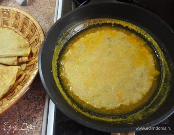 Каждый блинчик обмакнуть с двух сторон в карамели и свернуть вчетверо. Затем все блинчики выложить в эту же сковороду и прогреть 1 минутку. Подавать теплыми.