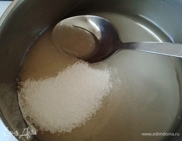 В сотейнике к 4 столовым ложкам воды добавить сахар, ставим этот сироп закипеть.