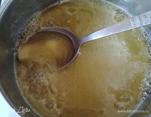 Добавляем к нему лимонный сок (я взяла сок апельсина и лимона 1:1) и сухой имбирь (если используете сырой, советую поместить его в натертом виде в марлевом мешочке).