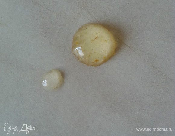 Помешивая, кипятим на маленьком огне примерно 5-7 минут. Проверка - если в стакан с холодной водой капнуть каплю сиропа, то в случае готовности он образует шарик. Можно капнуть на тарелку и подождать остывания капли до шарика.