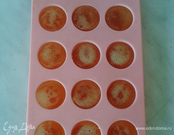 Готовый сироп (будущие леденцы) разливаем в формочки (у меня силиконовая, если у Вас другая, то её нужно предварительно смазать маслом).