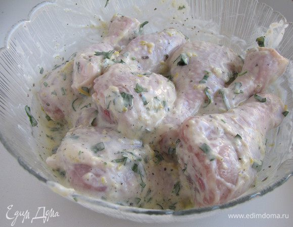 Добавить в емкость куриные ножки, или другие части курицы и снова перемешать.