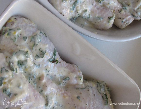 Поместить замаринованное мясо в форму для запекания и запекать в духовке при 190 градусах 45-60 минут или пока курица не станет золотистой.