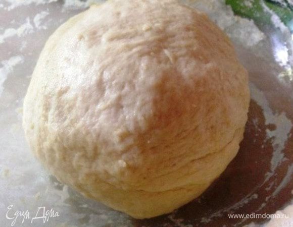 Вылить в миску и постепенно добавить муку (ее может уйти немного меньше или больше), вымешивая тесто.