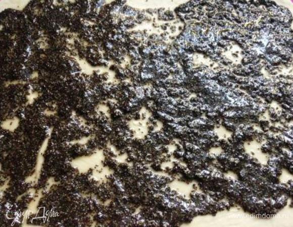 Разделить тесто на 2 равные части.
Одну раскатать (потоньше) в прямоугольник.
Смешать мак с медом и равномерно распределить по тесту.
Скатать в рулет.