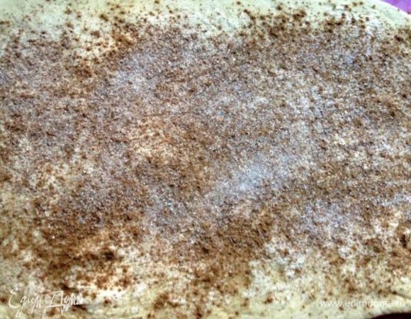 Вторую половину теста тоже раскатать потоньше, намазать размягченным сливочным маслом и по вкусу присыпать корицей и сахаром.
Свернуть в рулет.