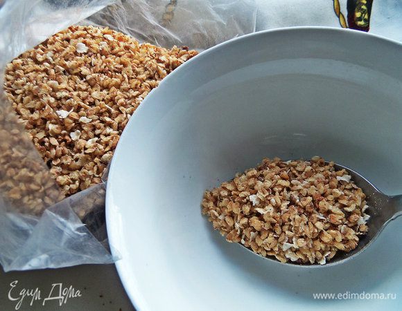 Насыпать хлопья в небольшую пиалку или чашку.