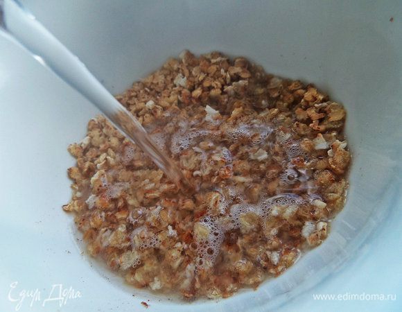 Залить кипятком. Накрыть на пару минут.