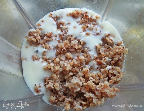 В ёмкость для взбивания наливаем йогурт и высыпаем хлопья.