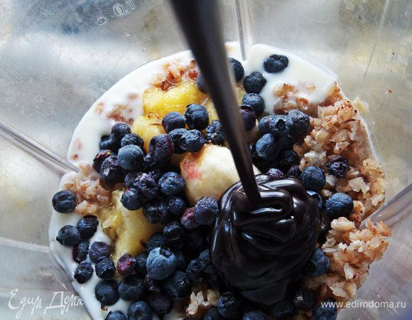 Для сладости влила шоколадный соус. Взбиваем.