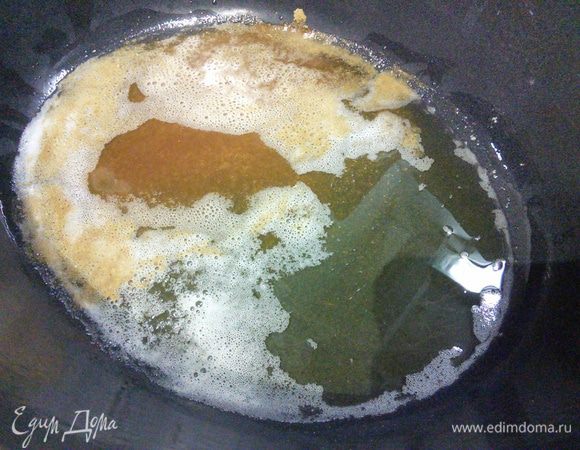 В казанчике или кастрюле с толстыми дном разогреть оба вида масла. Добавить зиру и прокалить до появления стойкого аромата. 