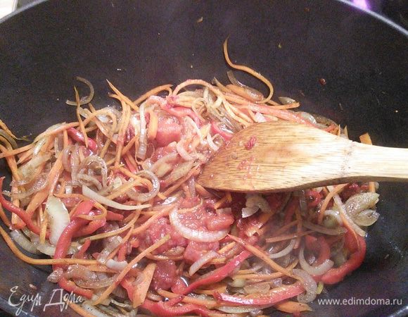 Обжарить овощи в ароматное масле. Добавить столовую ложку специй для плова, соус пассата и перемешать. 