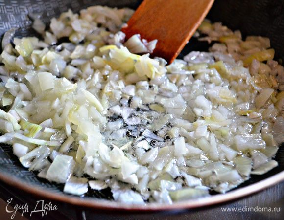 Лук мелко порежьте и немного обжарьте растительном масле.