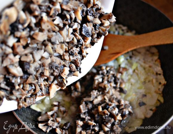 Добавьте предварительно отваренные и мелко нарезанные лесные грибы (можно и замороженные). Я использовала отваренные замороженные подосиновики.