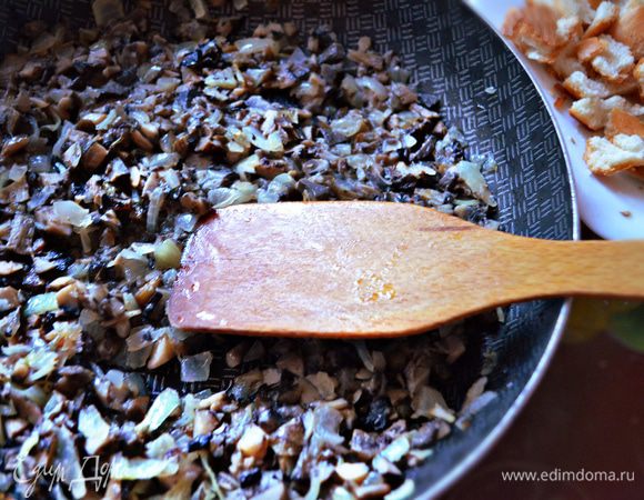 Потушите грибы с луком в течение 10-15 мин. Добавьте сливочное масло, посолите, приправьте перцем и перемешайте.