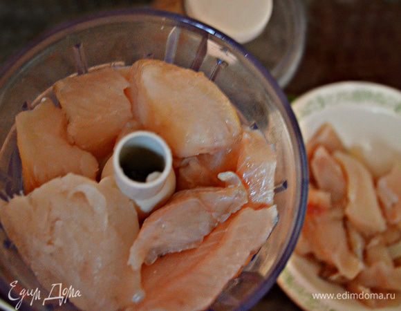 Батон для начинки (корки предварительно срежьте) залейте молоком и дайте немного постоять. Филе рыбы прокрутите через мясорубку. Я использовала филе щуки. Добавьте батон вместе с молоком и ещё раз всё вместе пропустите через мясорубку или измельчите, чтобы окончательно раздробить мелкие косточки и сделать массу более однородной. Теперь фарш нужно немного отбить, но не переусердствуйте, иначе он станет слишком упругим. В процессе постепенно подливайте сливки.