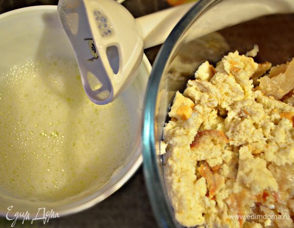 Взбиваем белок. А затем осторожно вмешиваем его в рыбную массу. Ещё раз совсем немного отбейте.