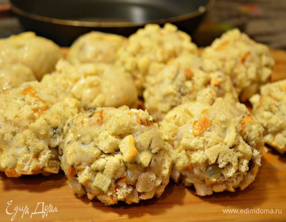 Края лепёшки соедините и утрамбовывайте всё в аккуратный шарик. Обваляйте его в муке, затем в яйце и наконец в сухариках. Старайтесь, чтобы сухарики покрыли всю поверхность.