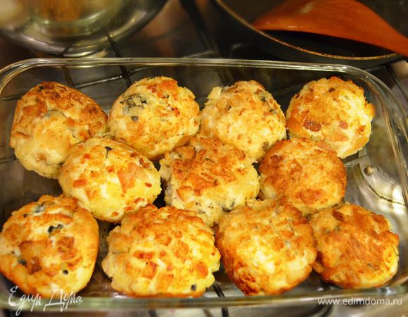 Растительное масло раскалите в глубокой сковороде. Нужно, чтобы масло покрывало как минимум половину шарика. Я, признаюсь, обжаривала в меньшем количестве масла. Итак, обжаривайте "каштанчики" со всех сторон до золотистого цвета, это буквально по полминуты на штучку.