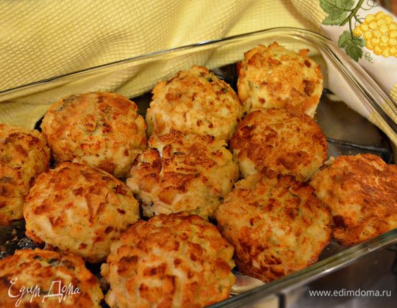 Затем переложите котлетки в форму для запекания и доведите до готовности в духовке при температуре 180-200 г около 20 мин. Подавайте готовые "каштанчики" с зеленью и овощным салатом. Приятного вам аппетита!