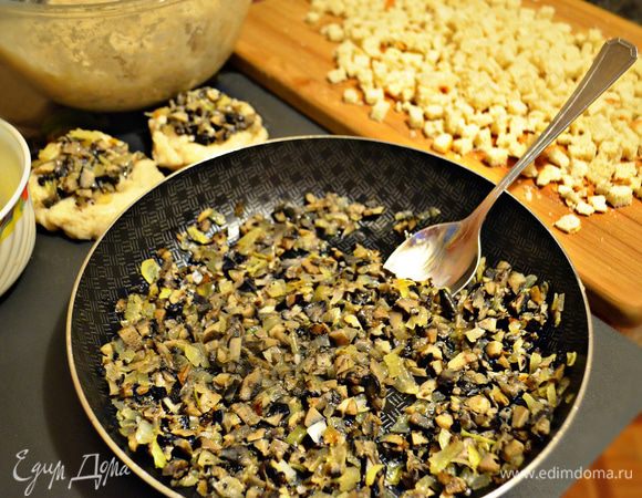 Муку насыпьте в плоскую тарелку. В отдельной миске взболтайте яйцо. Далее подготавливаем "каштаны", руки в процессе можно смачивать теплой водой. Из фарша cформируйте небольшую лепёшку, в середину уложите 1-2 ч. л. грибной начинки.