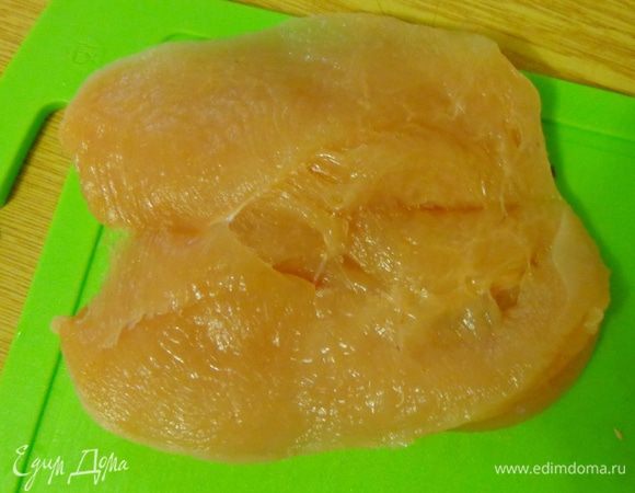 Филе разрезать вдоль не до конца и раскрыть "книжкой". Посолить, поперчить по вкусу и оставить помариноваться.