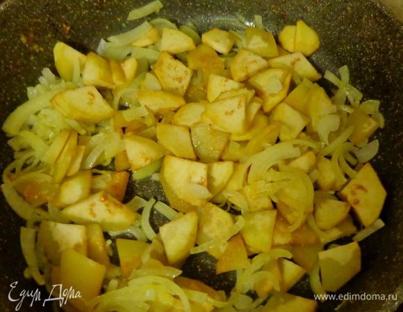 Тем временем очистить баклажан (крупный), порезать на кусочки и обжарить с луком.