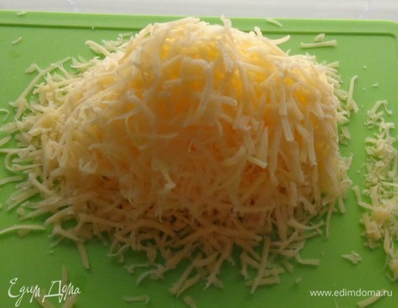 Натереть сыр на крупной терке.
Порезать мелко чеснок.