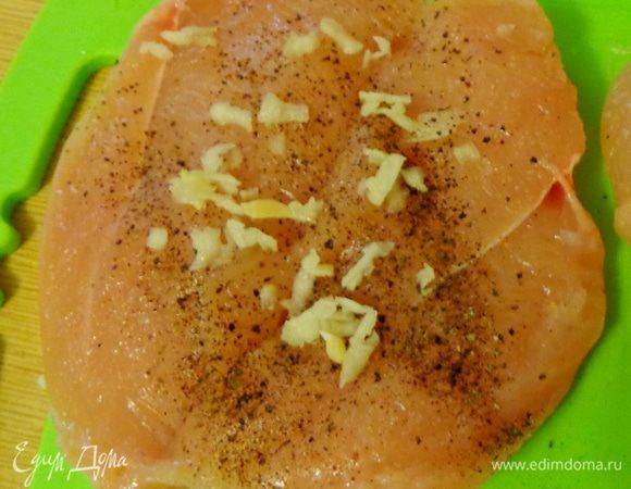 На филе положить нарезанный чеснок.