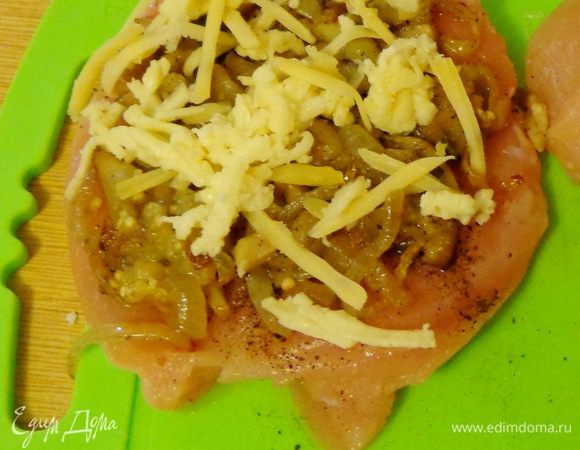 Потом баклажаны с грибами и сверху сыр.