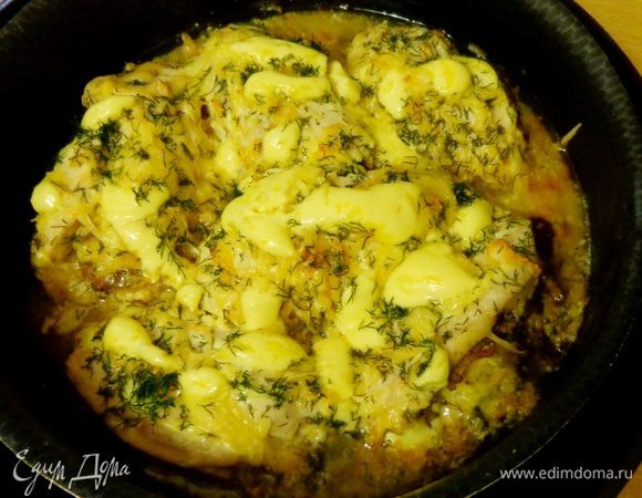 Закрыть "книжки", уложить их в форму для выпекания, сверху смазать сметаной. Я еще добавила майонез. Посыпать остатками сыра.
Запекать при 190 градусах минут 35-40.