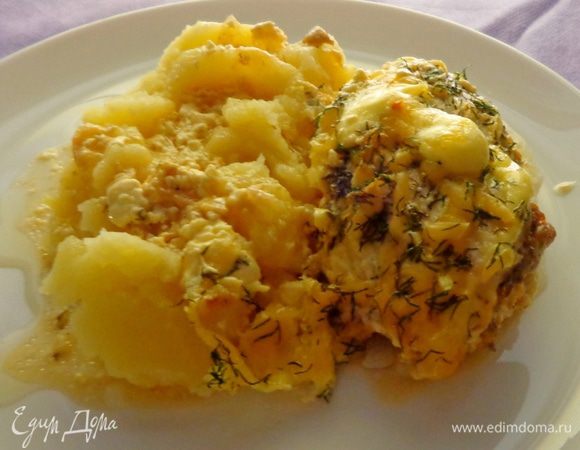 Подавать с картофельным пюре, полив его соусом от курицы.
Приятного аппетита!