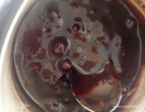 Соединить масло, сахар, муку и какао, поставить на огонь и, помешивая довести до кипения и несколько минут проварить на медленном огне.
Снять с огня.