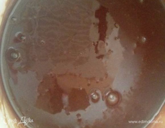 Отдельно смешать яйцо со сметаной и влить эту смесь в ту, что сняли с огня. Перемешать.