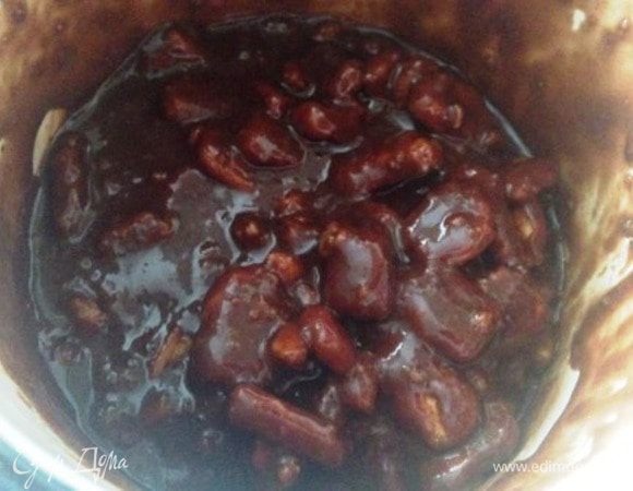 Добавить печенье к шоколадной массе, перемешать.