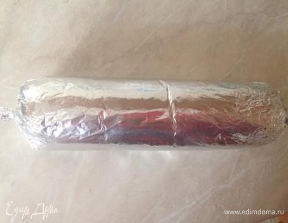 Выложить смесь в целлофановый пакет и завернуть в фольгу, придав форму колбаски.