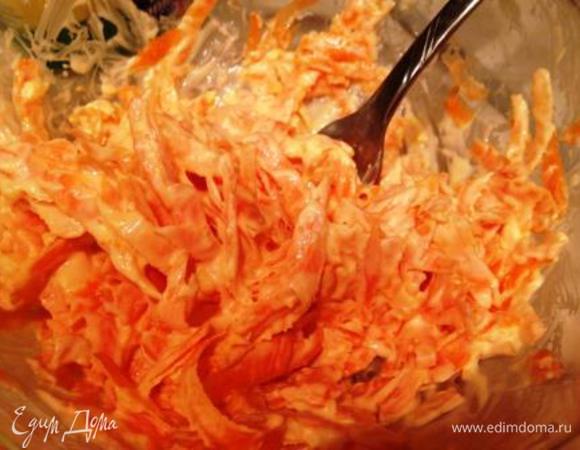 Морковь натереть на терке и смешать с выдавленным чесноком и майонезом.
(Это уже сам по себе вкусный салат).