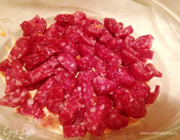 Колбасу нарезать мелким кубиком.