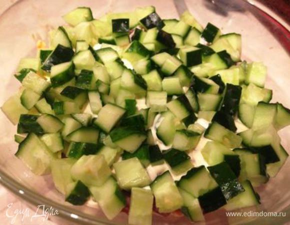 Огурцы тоже мелким кубиком.