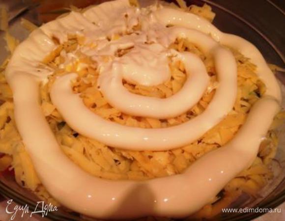 Выкладывать салат слоями:
-морковь с майонезом и чесноком
-колбасу (смазать майонезом)
-огурцы
-натертый на крупной терке сыр (смазать майонезом)