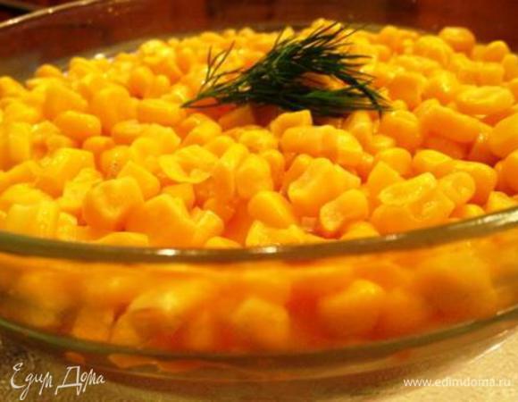 Сверху выложить кукурузу и украсить веточкой укропа.