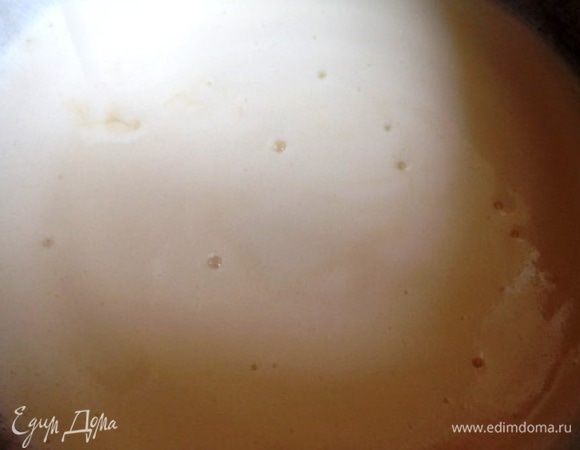 В большой кастрюле растворить на плите мед с маслом и маргарином.