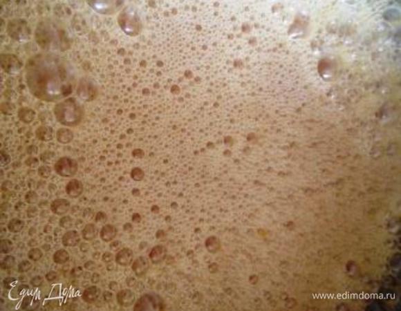 Добавить соду, хорошо размешать венчиком и снять с огня.