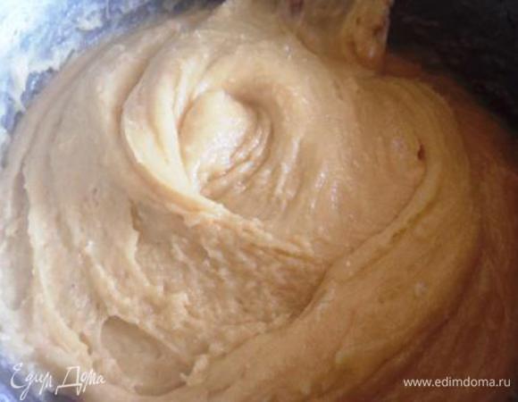 По одному добавлять яйца, взбивая, добавить сахар и перемешать.
Постепенно добавлять муку, вымешивая тесто.
Разделить на 25-30 частей.