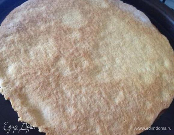 Каждую часть раскатывать тонко на пергаментной бумаге и выпекать в разогретой до 180 духовке до золотистости примерно 5 мин.
Я делала сразу несколько заготовок и выпекала одновременно на 2-х противнях.