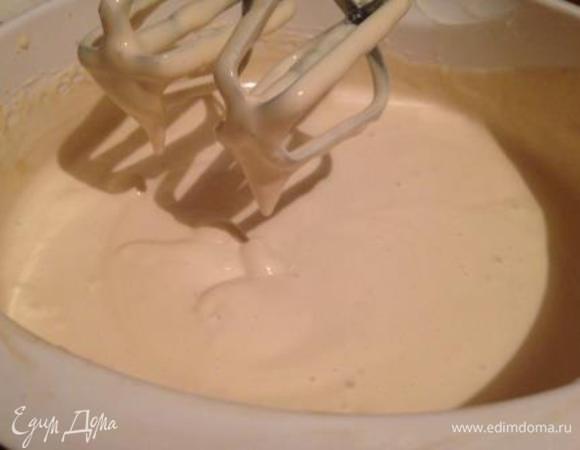 Для крема растворить кофе в кипятке.
Смешать сметану с сахаром и кофе и взбить миксером.